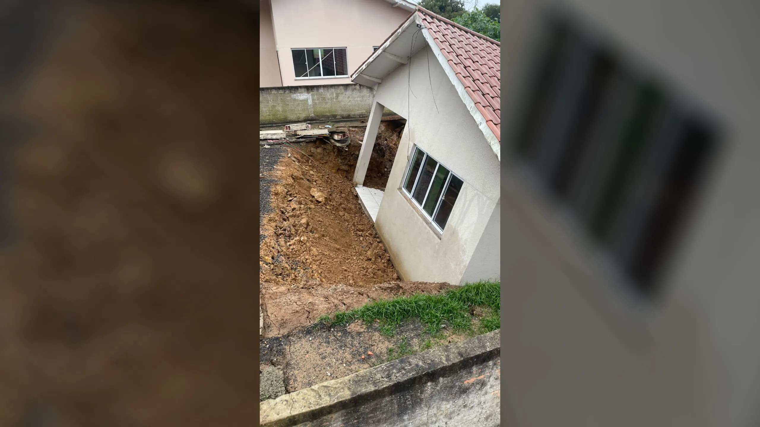 Imóvel permanece intacto após deslizar com barranco em decorrência de chuvas no Paraná