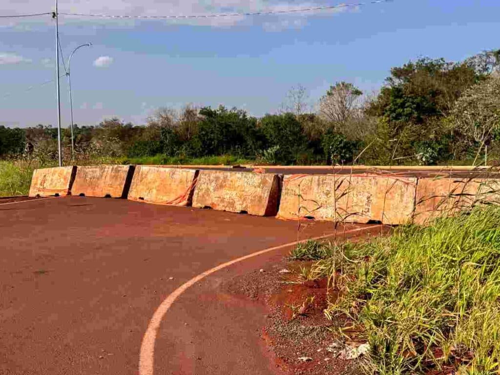 Perimetral Leste: Barreiras de trânsito geram preocupação com risco de acidentes em Foz do Iguaçu